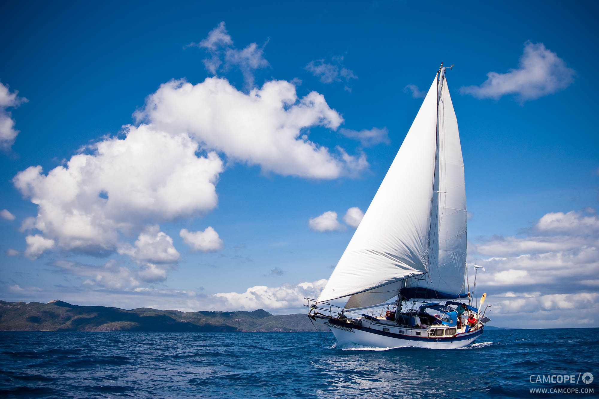 A full sail in the Whitsunday Islands | Cam Cope / Blog